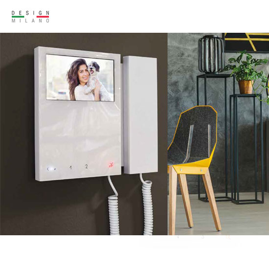 portafonski video monitor bijeli na zidu